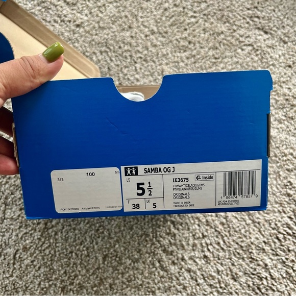 Samba Adidas White and Black Sneakers - Picture 2 of 5